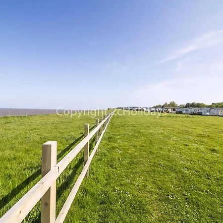 Stunning Caravan With Decking And Free Wi-Fi At Broadland Sands Ref 20074Bs Hopton on Sea Exterior photo