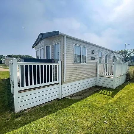Stunning Caravan With Decking And Free Wi-Fi At Broadland Sands Ref 20074Bs Hopton on Sea Exterior photo