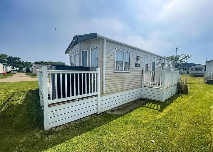Stunning Caravan With Decking And Free Wi-Fi At Broadland Sands Ref 20074Bs