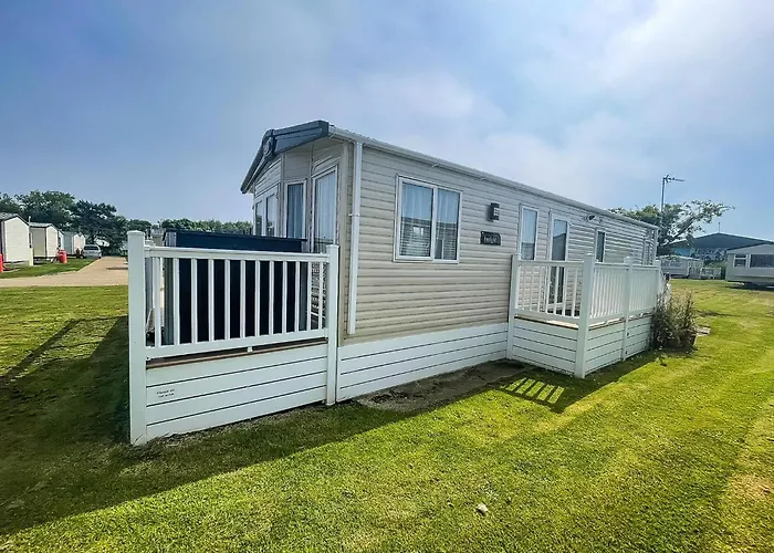 Stunning Caravan With Decking And Free Wi-Fi At Broadland Sands Ref 20074Bs