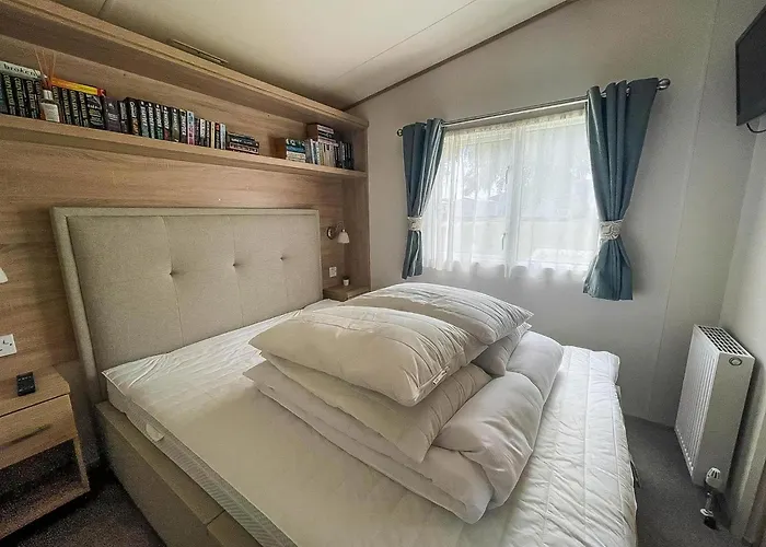 Stunning Caravan With Decking And Free Wi-Fi At Broadland Sands Ref 20074Bs