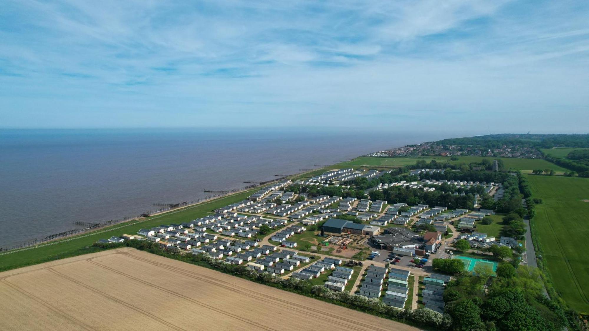 Stunning Caravan With Decking And Free Wi-fi At Broadland Sands Ref 20074bs Campsite *