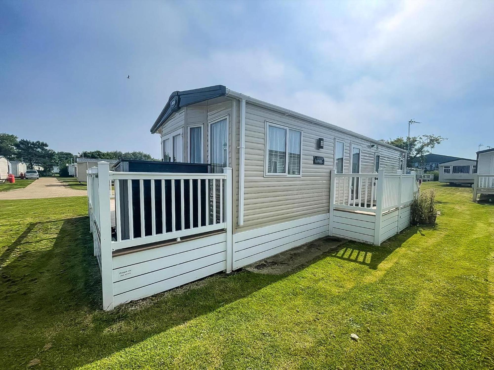 Stunning Caravan With Decking And Free Wi-fi At Broadland Sands Ref 20074bs *