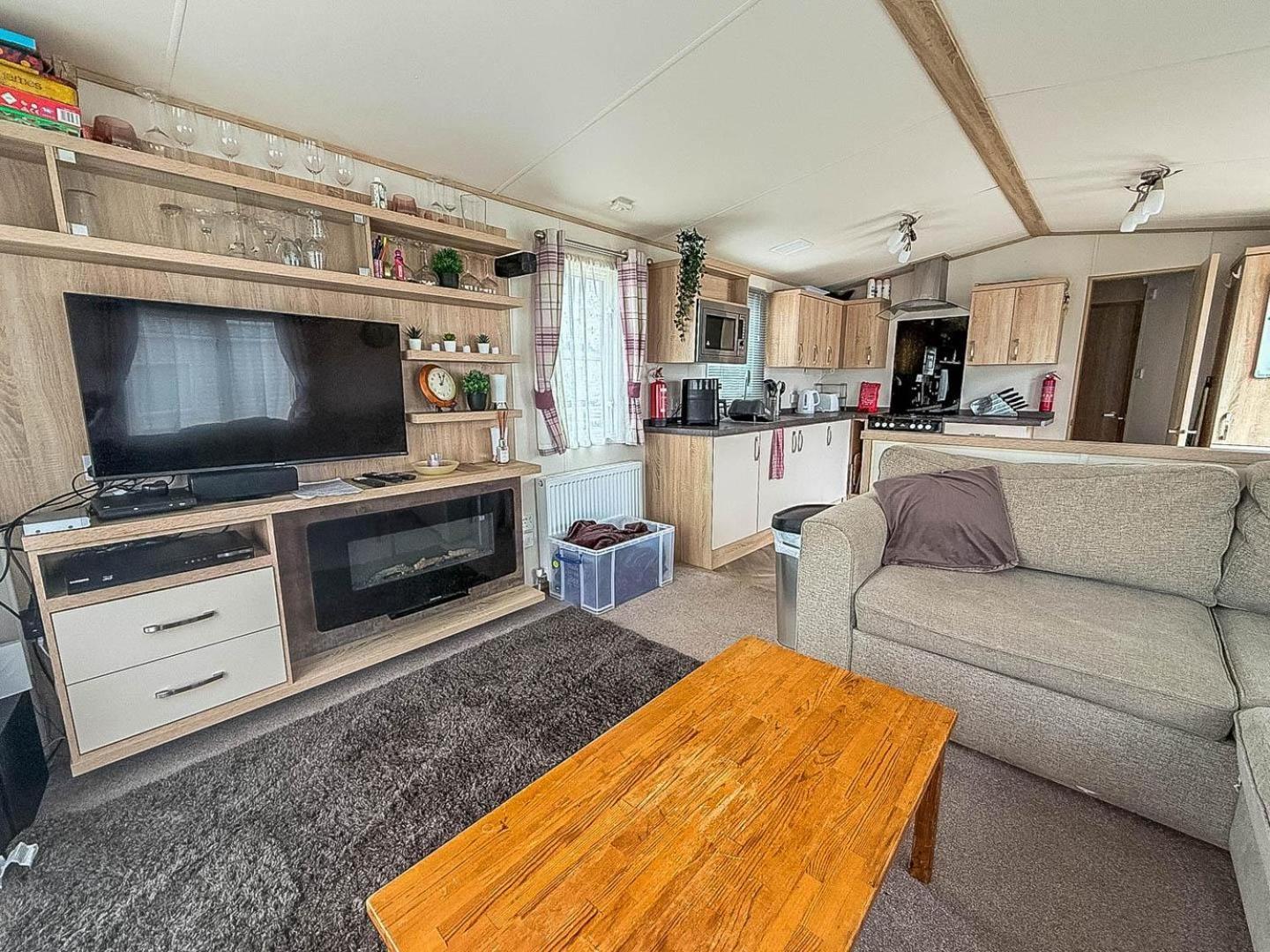 Campsite Stunning Caravan With Decking And Free Wi-fi At Broadland Sands Ref 20074bs