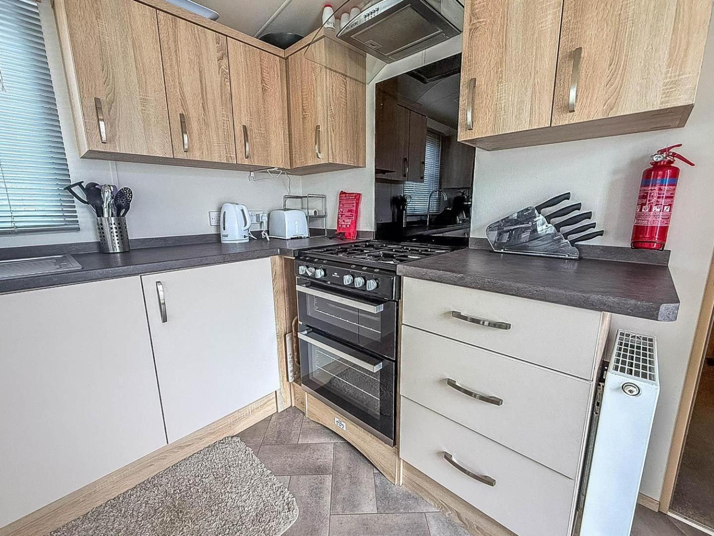 Campsite Stunning Caravan With Decking And Free Wi-fi At Broadland Sands Ref 20074bs *