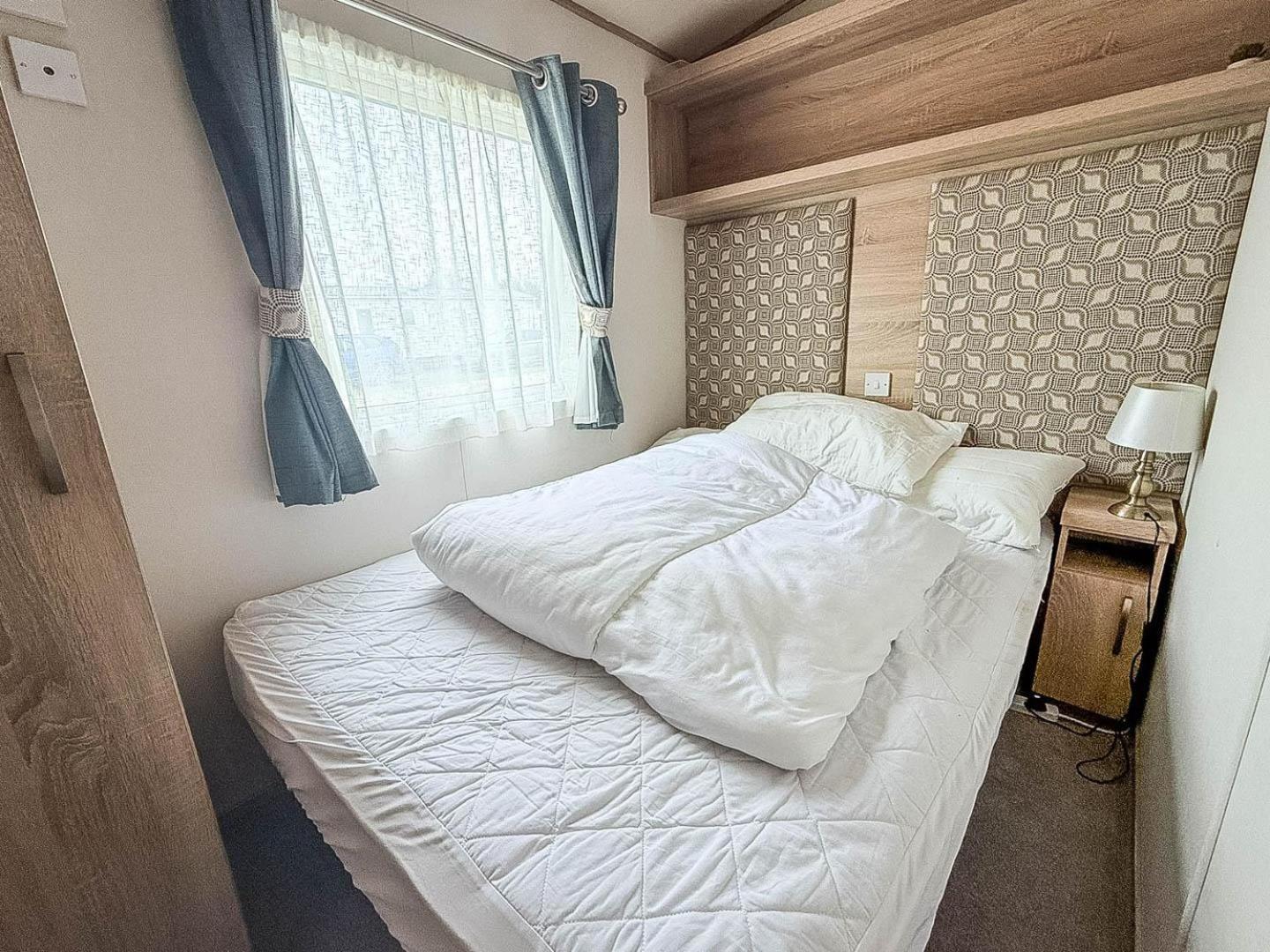 Stunning Caravan With Decking And Free Wi-fi At Broadland Sands Ref 20074bs *